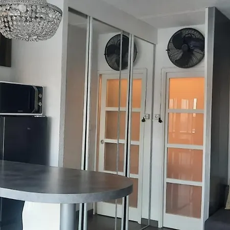 Апартаменти Air-conditioned Crystal With Attached Garage Агд
