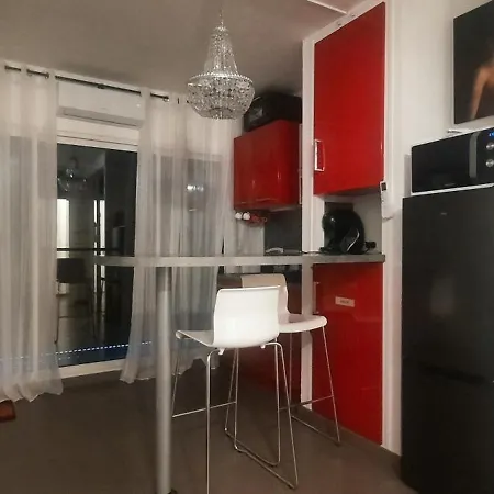 Апартаменти Air-conditioned Crystal With Attached Garage