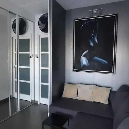 Апартаменти Air-conditioned Crystal With Attached Garage