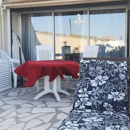 Апартаменти Air-conditioned Crystal With Attached Garage Агд
